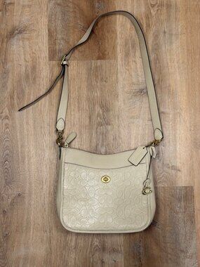 Coach Bolsa Chaise Crossbody Bag CC393 Signature Embossed Off White Ivory Leathe
